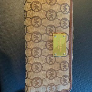 Michael Kors Signature Circle Monogram Wallet